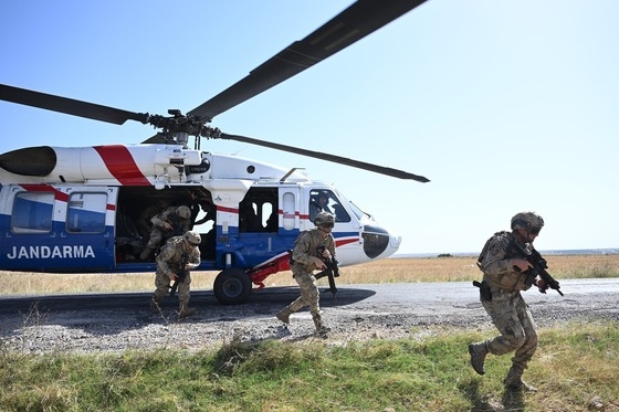 Επιχείρηση στην Ανδριανούπολη με ελικόπτερα & ομάδες ειδικών αποστολών για τους μετανάστες!